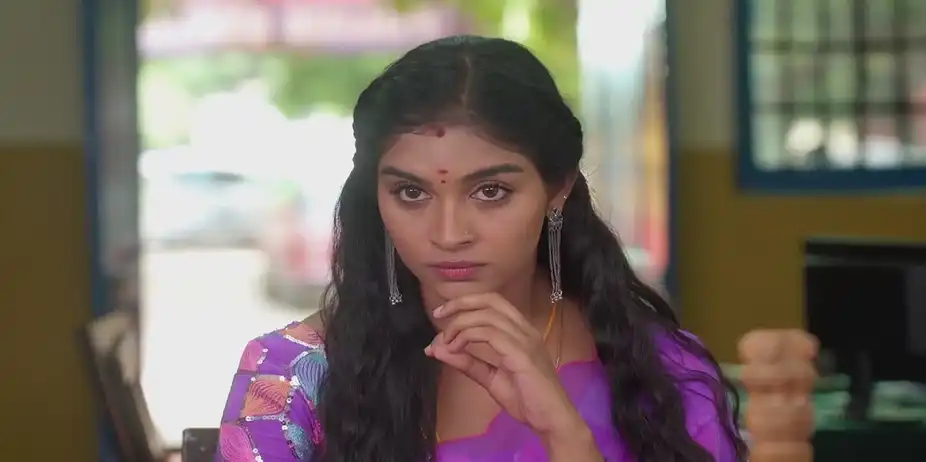 Geeta Hides Her Picture | Karthigai Deepam