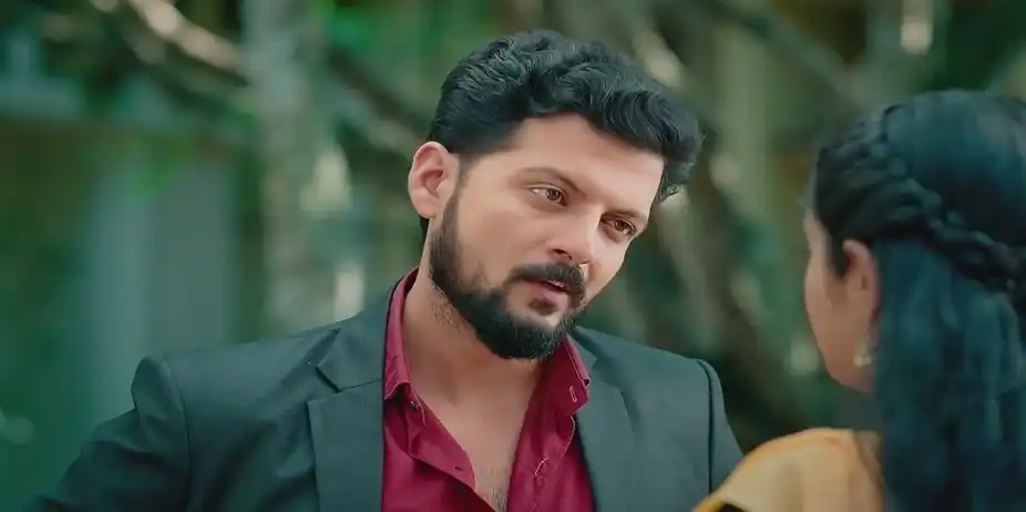 Varsha Badmouths Vikram | Manathe Kottaram