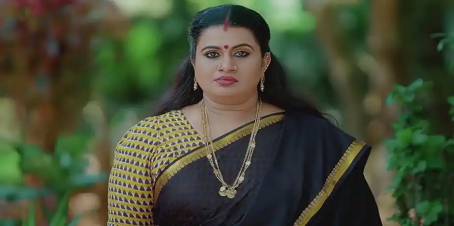 Savithri Lashes Out at Ambika | Valsalyam
