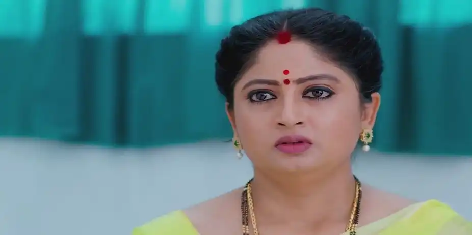 Roopa Meets Raju and Virupakshi at the Hospital | Ammayi Garu