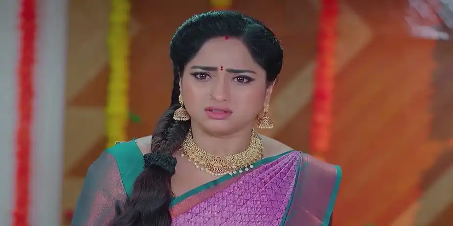 Trinayani Ties an Amulet to Tilottama's Hand | Trinayani