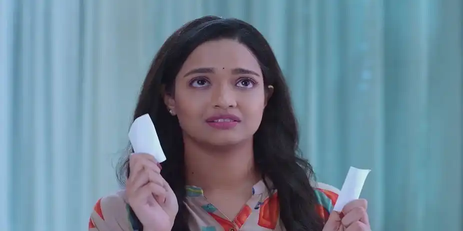 Leela Places Two Chits in front of Antara's Photo | Navri Mile Hitlerla