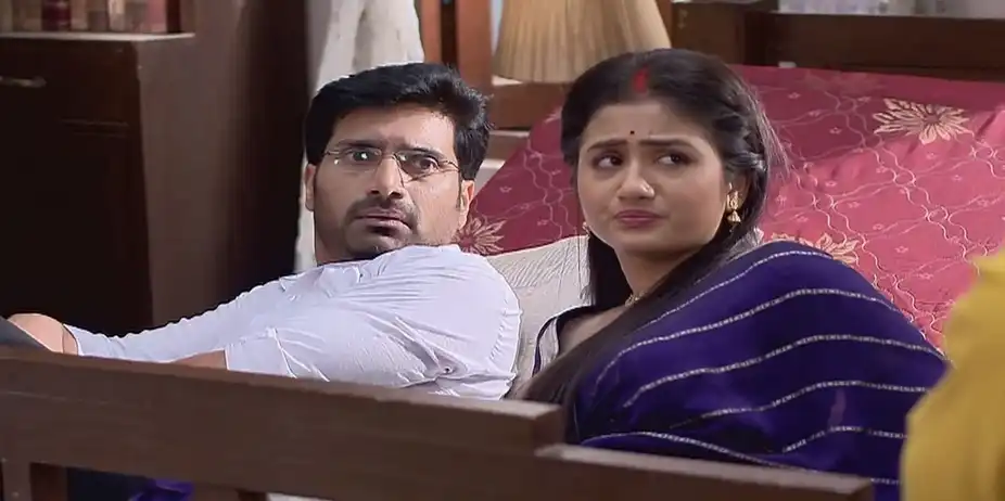 Kavya and Diti Fall as the Bed Collapses | Mala Bodol