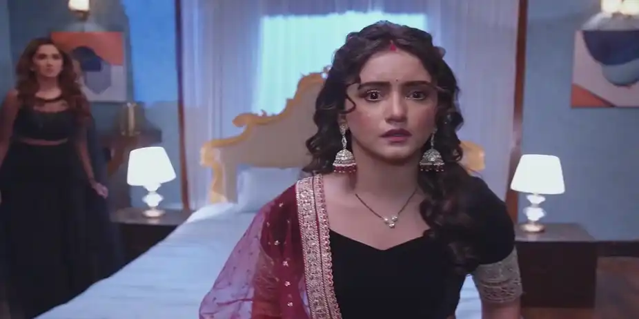 Monisha Distracts Purvi | Kumkum Bhagya