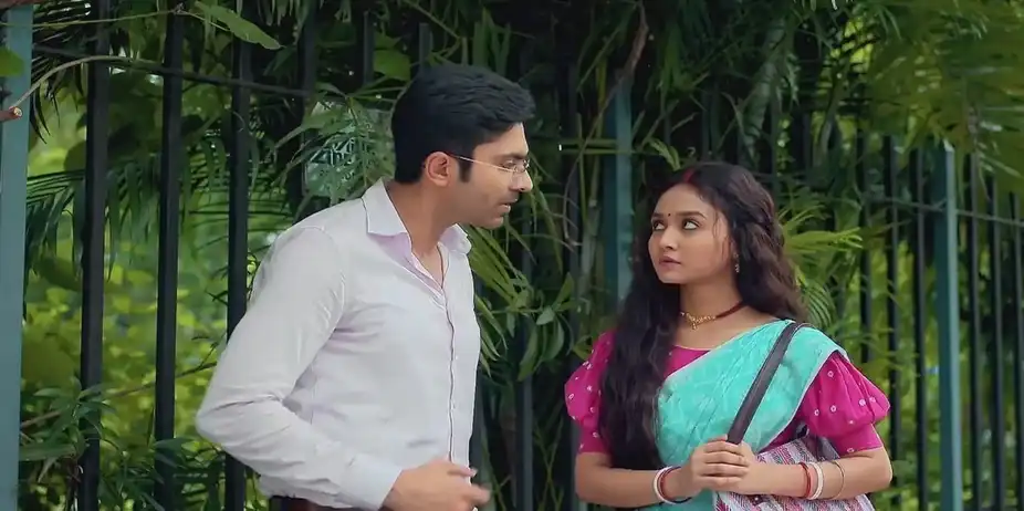 Moyna and Roddur's Spat on the Street | Puber Moyna