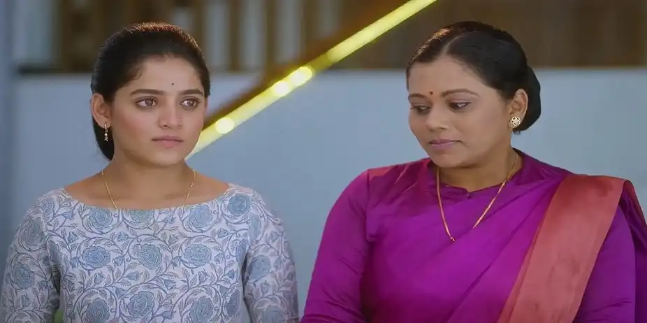 Damini Gifts Jewellery to Priya | Paaru
