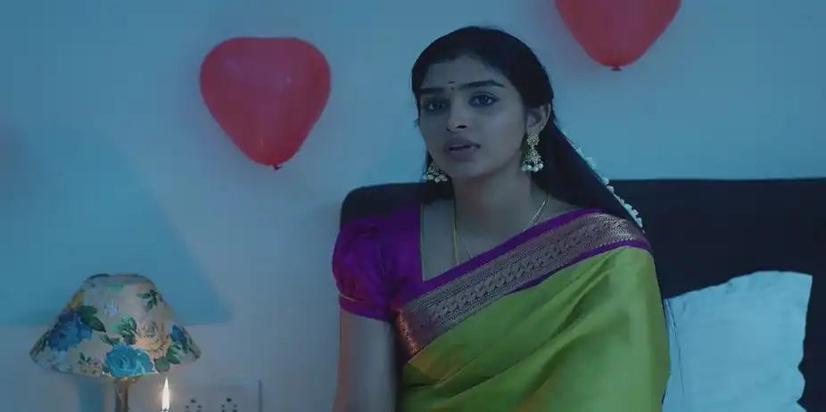 Deepa Kisses Karthikeyan | Karthigai Deepam