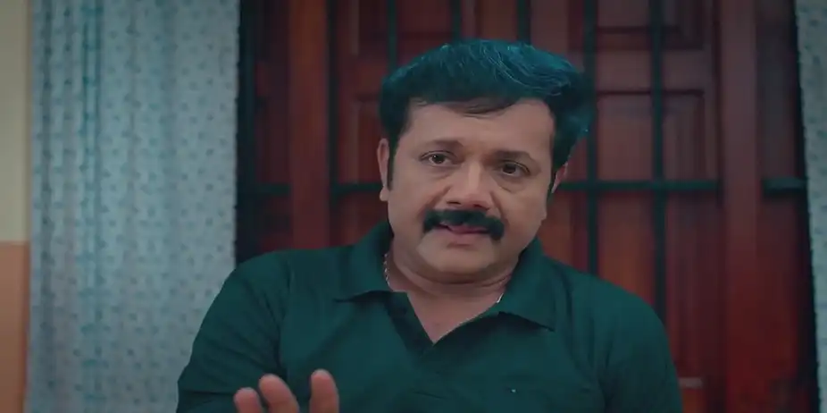 Varsha Hugs Vikram | Manathe Kottaram