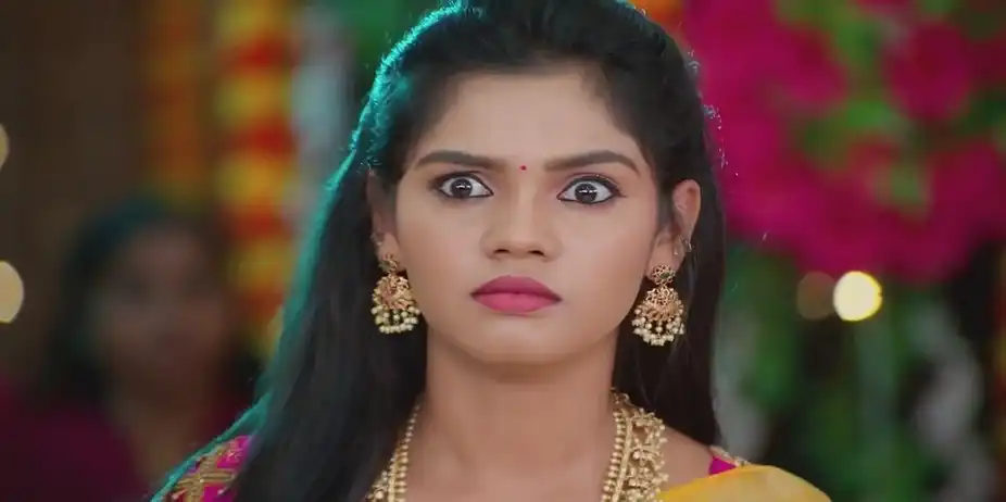 Padma Stops Seenu | Sandhya Raagam