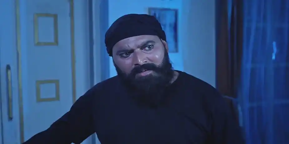 The Thief Points a Gun at Manraj | Heer Tey Tedhi Kheer
