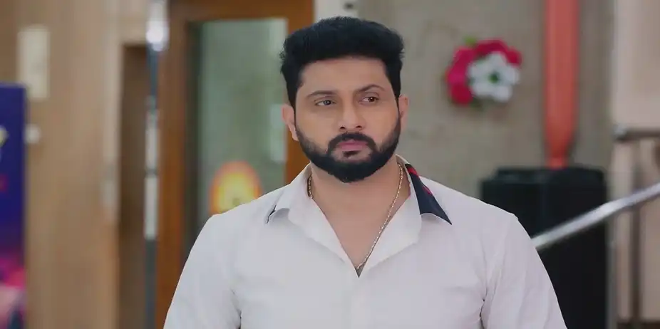 Karthikeyan Reassures Deepa's Parents