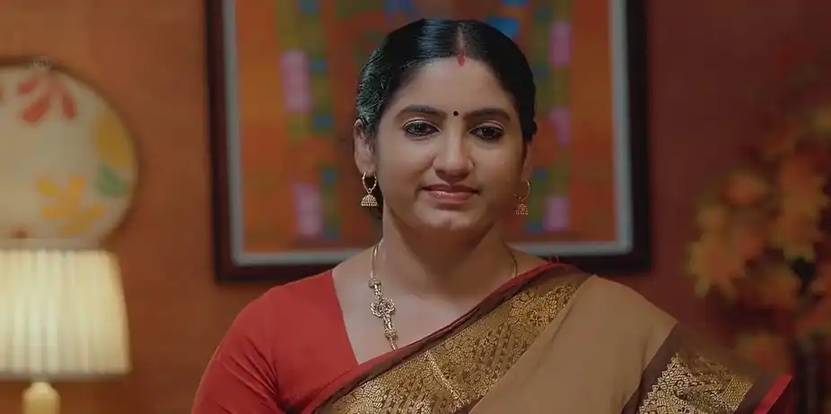 Rajalakshmi Gives Betel Leaves to the Newlyweds | Valsalyam