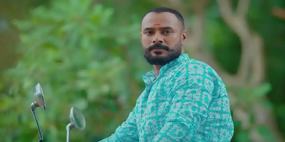 Bhadran Spots Siddharth and Devika | Apoorvaragam