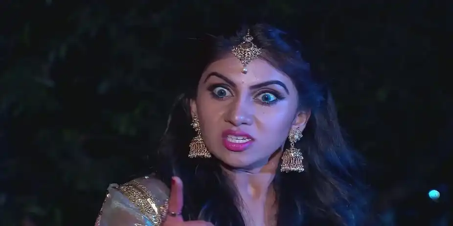 Maya Bites Sethu in Her Snake Form | Naagamandala
