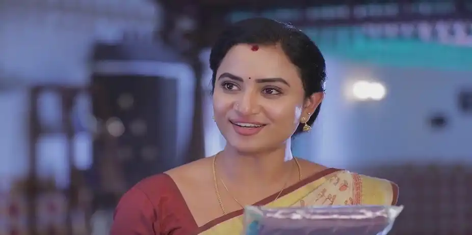 Will Bharathi Wear the Sari Gifted by Sharadha? | Idhayam