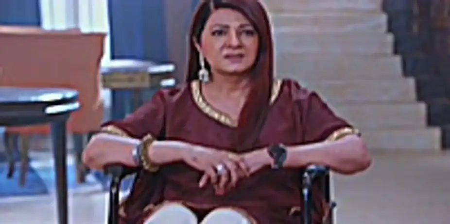 Kritika Brings Clothes for the Family | Kundali Bhagya