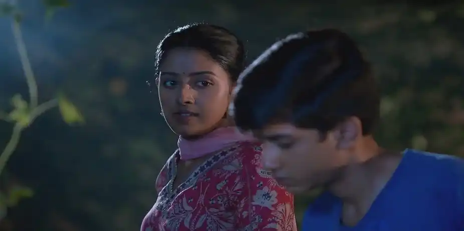 Parul Fights a Few Goons | Parineeta