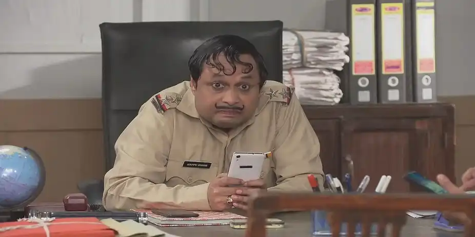 Happu Asks the Tea Vendor for His Mobile | Happu Ki Ultan Paltan