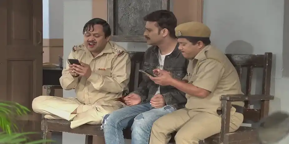 Happu and Manohar's Activity in the Police Station | Happu Ki Ultan Paltan