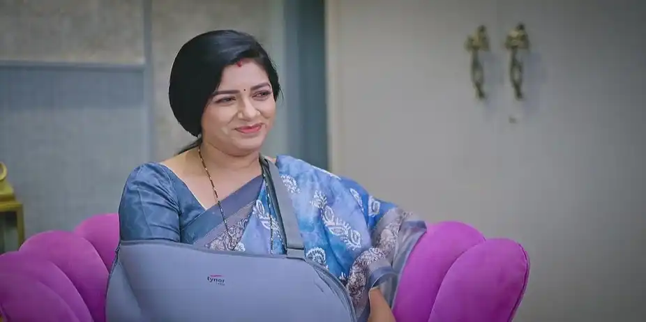 Goutham Looks after Bhoomika | Amruthadhaare