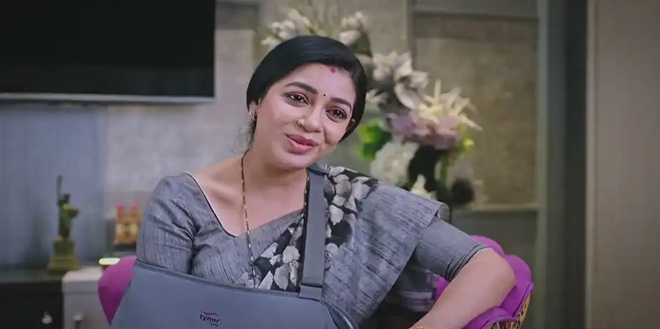 Bhoomika Offers Money to Sudha | Amruthadhaare