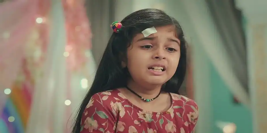 Jagriti Ties a Protective Amulet to Geeta | Jagriti