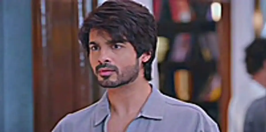 Diya Brings a Costume for Yug's Disguise | Kumkum Bhagya