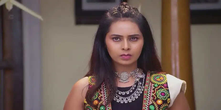 Lekha Stages an Act | Ninaithale Innikkum