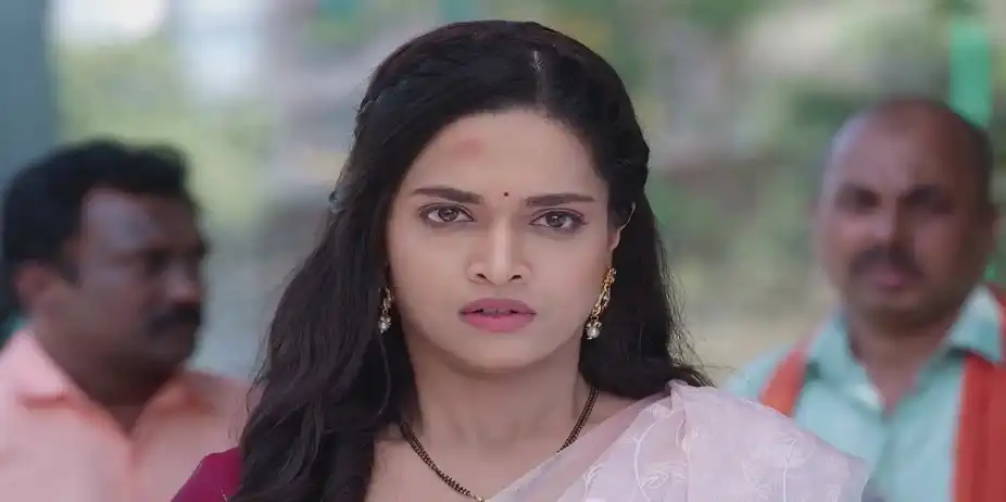 Leela Warns Borkar | Navri Mile Hitlerla