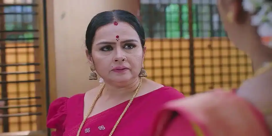 Sarsu Reasons with Indira about Subbu | Shravani Subramanya