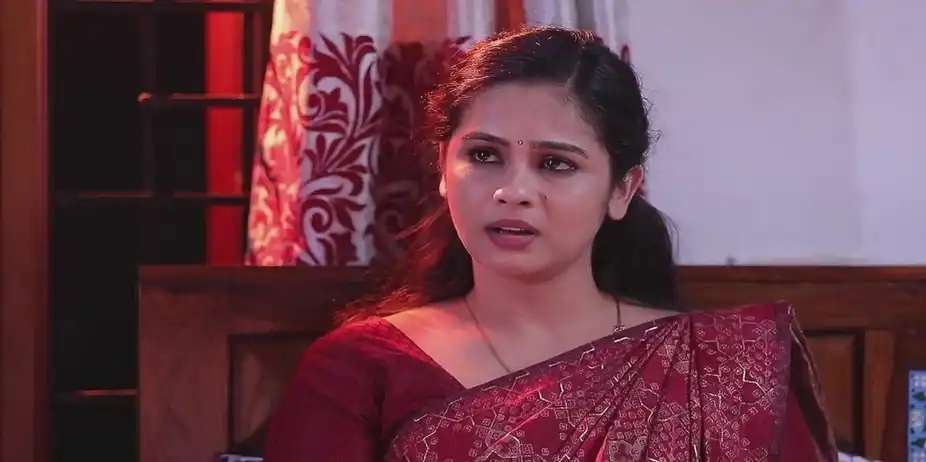Padmavathy Conspires against Janani | Mounam Pesiyadhe