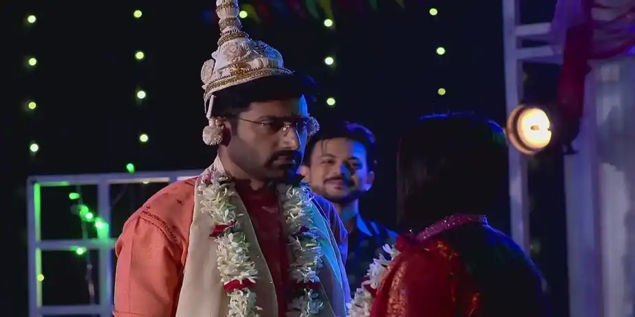 Kavya and Diti Act out Their Marriage on Stage | Mala Bodol