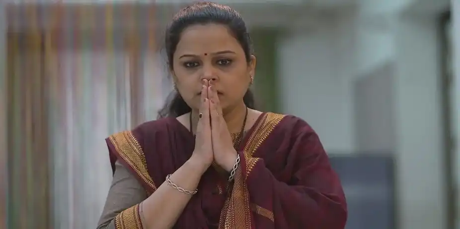Netra Tries to Read the Inscription | Saatvya Mulichi Saatvi Mulgi
