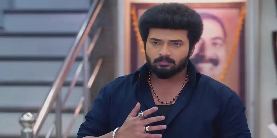 Karthikeyan Helps Revathi | Karthigai Deepam