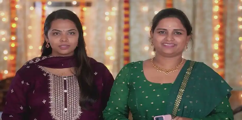 Parmeshwari Lies to Revathi's Friends | Karthigai Deepam