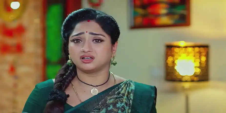 Gayatri Pulls back Nagaveni - Trinayani