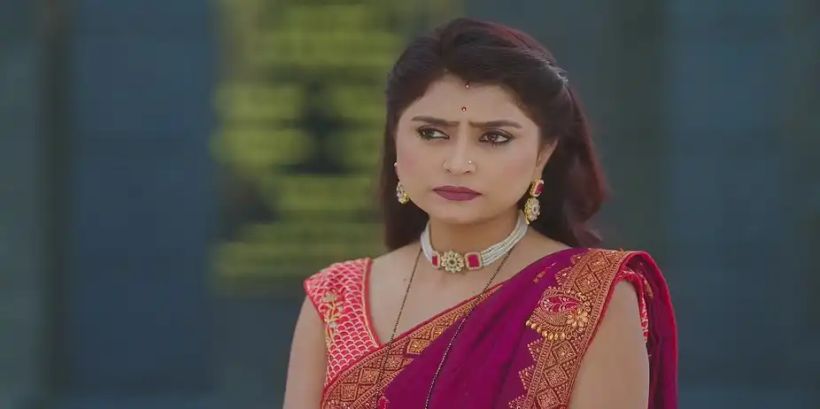 Maruti Reads Aditya's Wedding Card - Paaru
