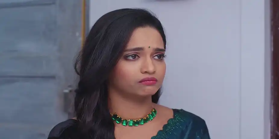 Leela Tries to Calm Down AJ - Navri Mile Hitlerla