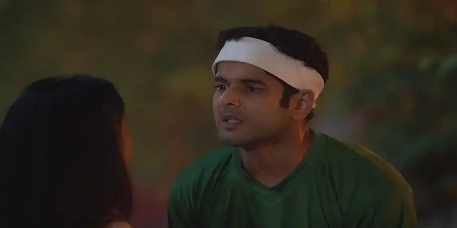Rayan and Parul Hide on the Dead Body Stretcher - Parineeta