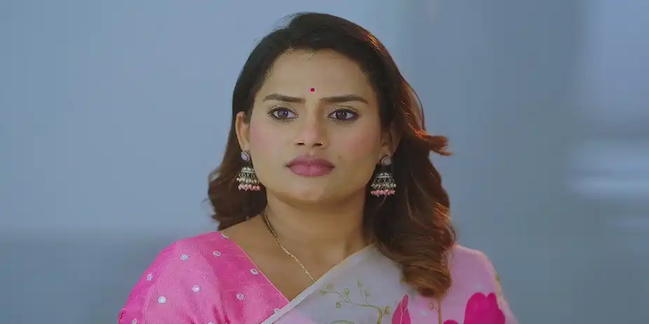 Paaru Gives Ahilya Devi a Box - Paaru