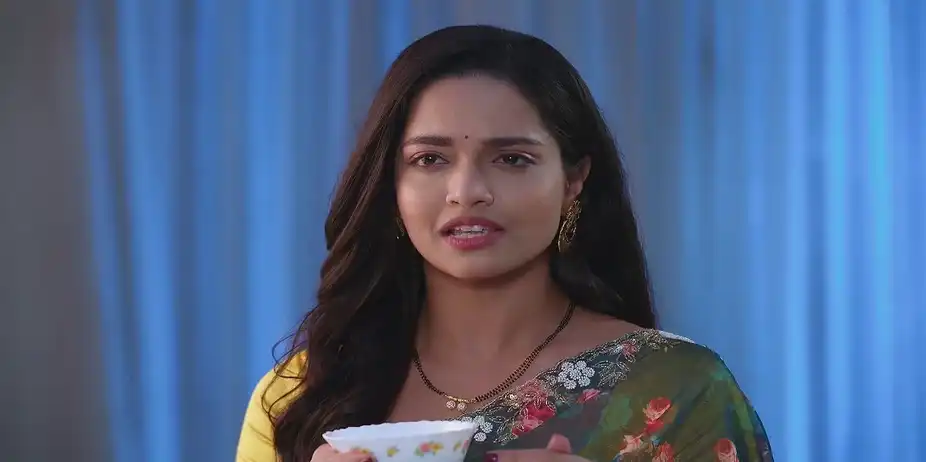 Leela Keeps Kheer in front of Antara's Photo - Navri Mile Hitlerla