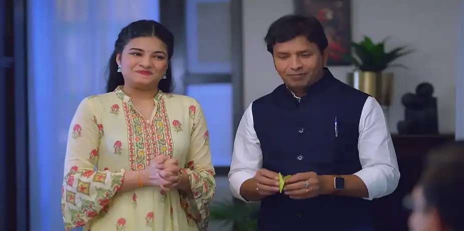Mandy Plays Dum Charades with the Family - Hamara Parivar