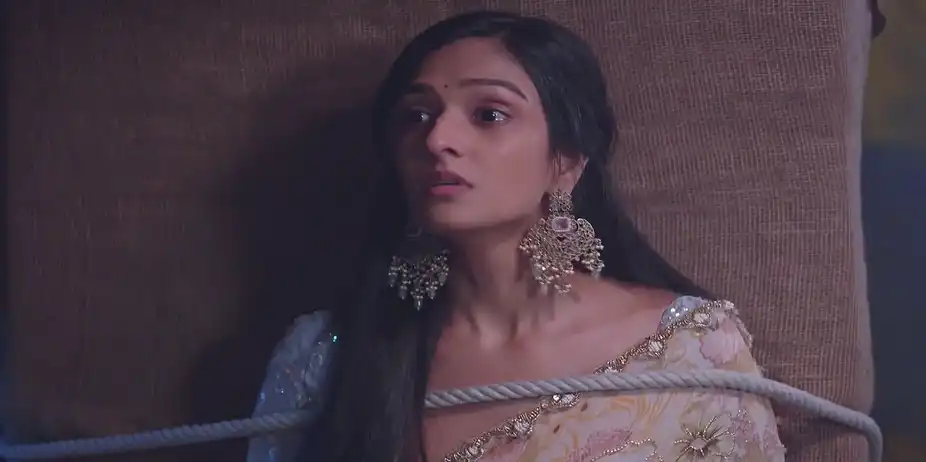 Rishi and Lakshmi Argue in front of the Goons - Bhagya Lakshmi