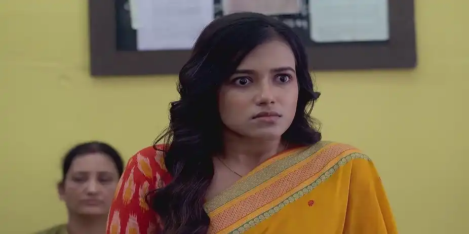 Dhanu Cleverly Agitates Ishita - Phulki