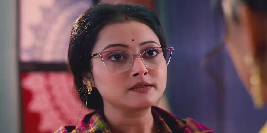 Parna Throws Away the Liquor Bottle - Neem Phooler Madhu