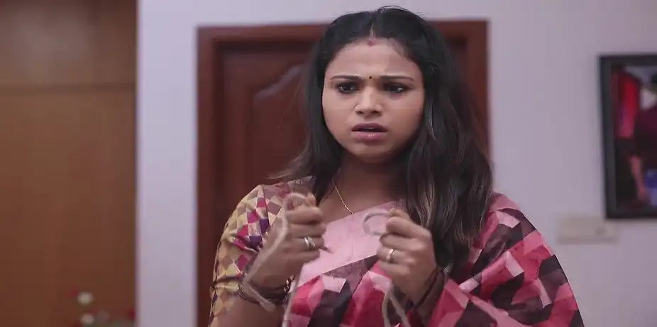 Janani Looks for the Nuptial Chain - Mounam Pesiyadhe