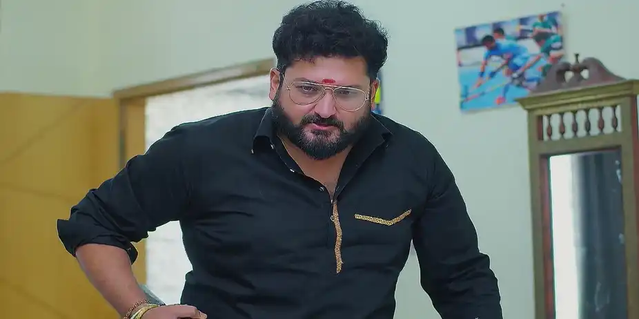Rajaram Beats up Shaurya over a Video - Sandhyaraaga