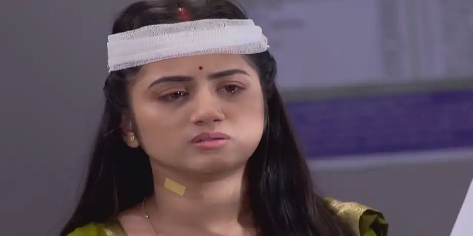 Diti Breaks Down as Kabya Doesn't Respond - Mala Bodol