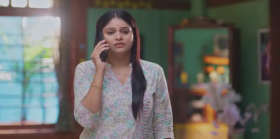 Bhavana Thanks Siddhiraj Over the Phone - Lakshmi Niwas