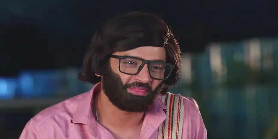 Leela Introduces Manya to AJ - Navri Mile Hitlerla